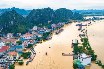 Le hameau de Kenh Ga, dans la commune de Gia Vien, province de Ninh Binh, est profondément inondé après de fortes pluies. Photo : VNA