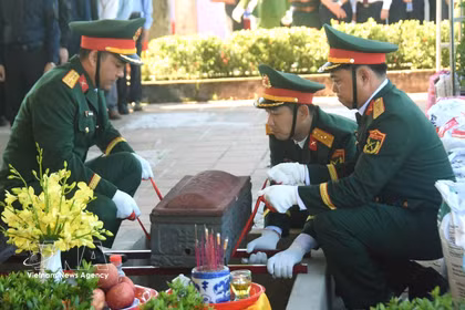 Cérémonie d’inhumation des restes de soldats morts pour la Patrie à Quang Tri. Photo: VNA