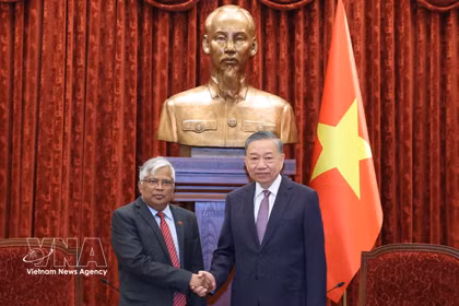 Le secrétaire général du Parti et président de la République, To Lam (droite) reçoit l’ambassadeur du Bangladesh Mohammad Lutfor Rahman, en fin de mission. Photo: VNA