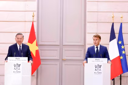 Le secrétaire général et président vietnamien To Lam (à gauche) et le président français Emmanuel Macron lors de la rencontre de la presse. Photo : VNA