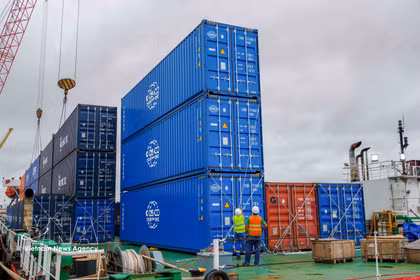 Déchargement de conteneurs importés de Chine, transportés par le navire BBG Nan Ning Bo Run jusqu'au port de Can Tho. Photo : VNA