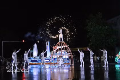 Les artistes ont bravé la pluie pour offrir des prestations artistiques remarquables. Photo: VNA