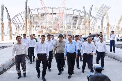 Le président de l'Assemblée nationale, Tran Thanh Man, et sa délégation inspectent les travaux sur le chantier de construction du Centre de conférence APEC. Photo : VNA