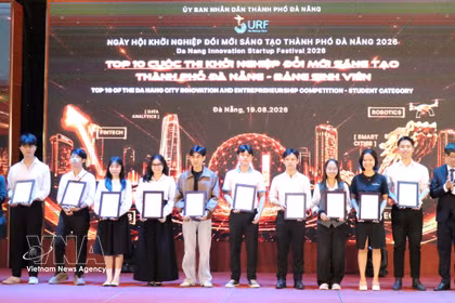 Le Comité populaire de la ville de Da Nang a remis les prix aux 10 meilleurs projets du concours d'innovation et d'entrepreneuriat (catégorie étudiante) lors de SURF 2026. Photo : VNA