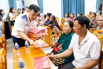 Le Commandement de la Région 3 de la Garde-côte remet des drapeaux nationaux aux pêcheurs du quartier de Tien Thanh (province de Lam Dong). Photo : VNA