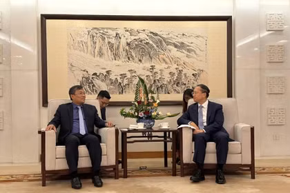 Le vice-ministre permanent vietnamien des Affaires étrangères, Nguyen Minh Vu (à gauche), rencontre le vice-ministre exécutif chinois des Affaires étrangères, Ma Zhaoxu. (Photo : baoquocte.vn)
