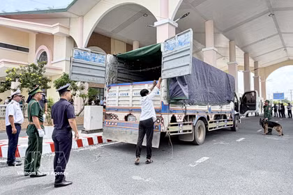 Au poste-frontière international terrestre de Khanh Binh, dans la province d’An Giang. Photo : VNA