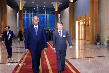 Le président de l’Assemblée nationale (AN) de Côte d’Ivoire, Patrick Achi (à gauche) a été accueilli à l'aéroport de Noi Bai par Vu Hai Ha, vice-président permanent de la Commission de la défense, de la sécurité et des affaires étrangères de l’AN vietnamienne. Photo : VNA