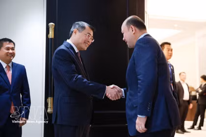 Le Premier ministre Le Minh Hung (à gauche) rencontre le vice-Premier ministre cambodgien Hun Many, également président de l'Union des fédérations de jeunes du Cambodge (UYFC). Photo : VNA