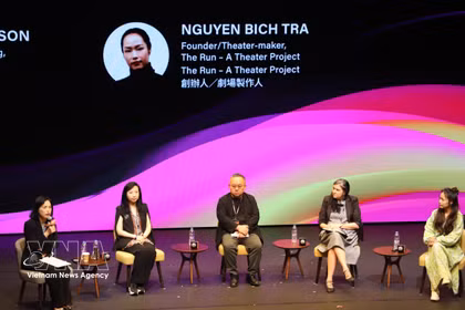 La metteuse en scène Tra Nguyen, fondatrice de « The Run - A Theatre Project » (à l'extrême droite), et des intervenants internationaux ont échangé leurs points de vue lors d'une table ronde thématique. Photo : VNA.