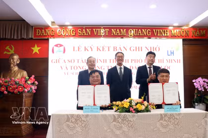 Le Service des finances de Hô Chi Minh-Ville et la Korea Land Corporation signent un protocole d'accord relatif au « Programme de partenariat pour la croissance urbaine ». Photo : VNA