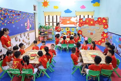 Les enseignantes et les enfants de l’école maternelle Hoa Hong (quartier de Ha Giang 2, province de Tuyen Quang) célèbrent le 51e anniversaire de la Libération du Sud et de la Réunification nationale (30 avril 1975 – 30 avril 2026). Photo: VNA
