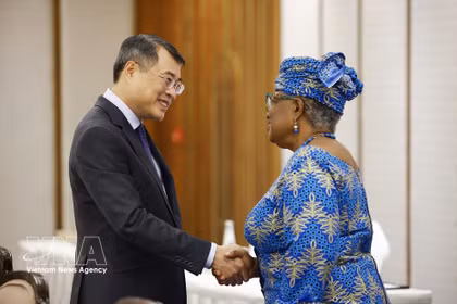 Le Premier ministre Le Minh Hung et la directrice générale de l’OMC Ngozi Okonjo-Iweala. Photo : VNA