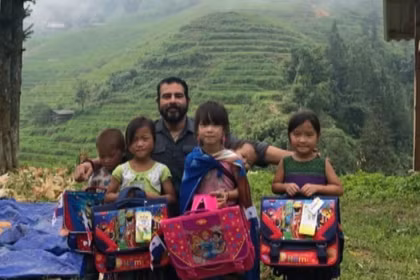 L'ancien ambassadeur du Panama, Servio S. Samudio, pose pour une photo avec des enfants des régions montagneuses du Vietnam. Photo fournie par l’intéressé.