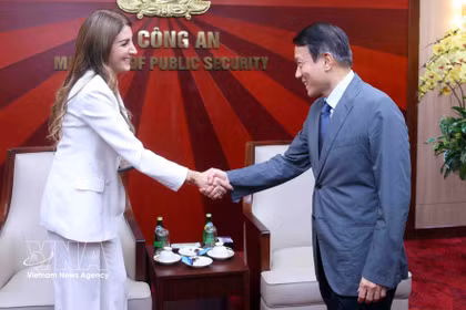 Le ministre de la Sécurité publique, Luong Tam Quang, et la dirigeante d'Ericsson Vietnam, Rita Mokbel. Photo : VNA