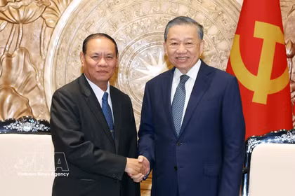 Le secrétaire général du Parti communiste du Vietnam (PCV) et président de la République, To Lam (à droite), reçoit Vilay Lakhamphong, membre du Bureau politique et permanent du Secrétariat du Comité central du Parti populaire révolutionnaire lao (PPRL). Photo : VNA