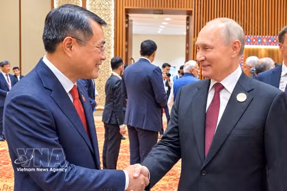 Le Premier ministre Le Minh Hung (gauche) et le président russe Vladimir Poutine. Photo: VNA