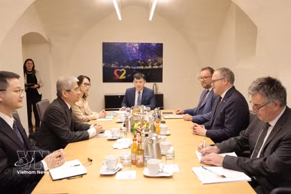 L'ambassadeur du Vietnam en Allemagne Nguyen Dac Thanh travaille avec le ministre-président du Land de Thuringe, Mario Voigt. Photo: VNA