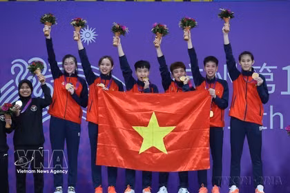 L’équipe féminine vietnamienne de sepak takraw remporte la médaille d’or aux ASIAD 2023, organisés en Indonésie. Photo: VNA