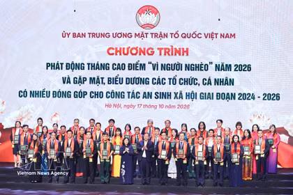 - La présidente du Comité central du Front de la Patrie du Vietnam, Bui Thi Minh Hoai, et le vice-Premier ministre permanent Pham Gia Tuc honorent des organisations et des particuliers. Photo: VNA