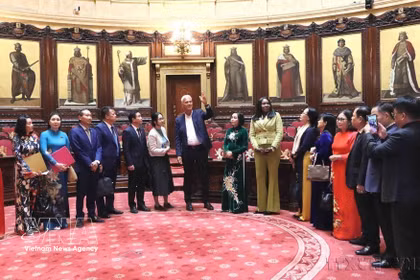 La vice-présidente de l'Assemblée nationale Nguyen Thi Thanh et la délégation parlementaire vietnamienne visitent le siège du Sénat belge (17 septembre 2025). Photo : VNA
