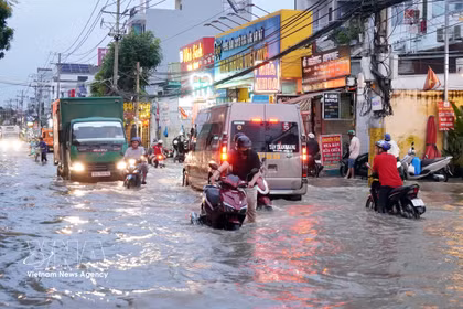 Innondations dans la rue Pham Huu Lau, quartier de Tan My, à Ho Chi Minh-Ville. Photo : VNA