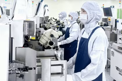 Ligne de production de l’entreprise Hana Micron Vina, à Bac Ninh. Photo : VNA