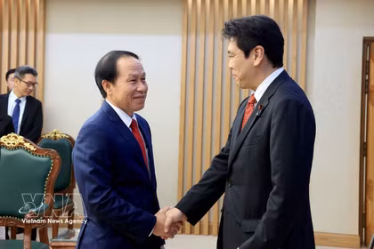Le vice-Premier ministre Lê Tiên Châu (à gauche) reçoit le ministre japonais de l’Éducation, de la Culture, des Sports, des Sciences et de la Technologie, Matsumoto Yohei. Photo : VNA