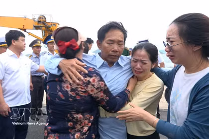 Les pêcheurs de Da Nang ont retrouvé leurs familles au port international de Cam Ranh après plusieurs jours de sinistrés à Truong Sa. Photo : VNA