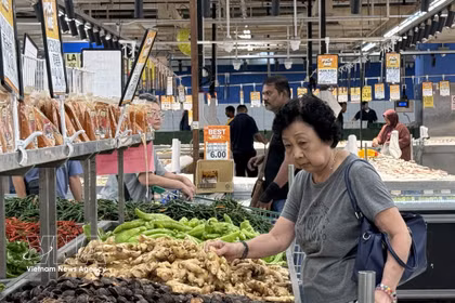 Des clients âgés font leurs achats dans un supermarché à Kuala Lumpur, en Malaisie. Photo : VNA