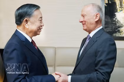 Le secrétaire général du Parti communiste du Vietnam (PCV) et président vietnamien, To Lam, (gauche) et Nikolaï Patrouchev, assistant du président russe et président du Conseil maritime de la Fédération de Russie. Photo: VNA