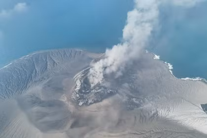 Des cendres s’échappent du volcan Anak Krakatau, dans la province de Lampung, en Indonésie, le 6 septembre 2026. Photo: Xinhua/VNA