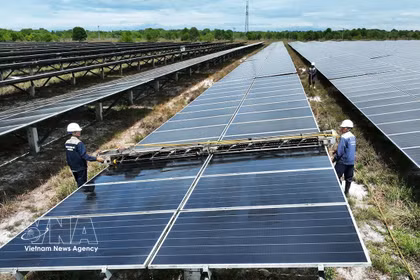 Nettoyage des panneaux solaires à la centrale solaire de Gio Thành, province de Quang Tri. Photo: VNA