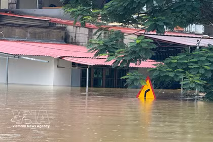 Dans la commune de Kim Tan, province de Thanh Hoa, le premier étage de maisons à deux ou trois niveaux est déjà submergé à plus de la moitié. Photo: VNA