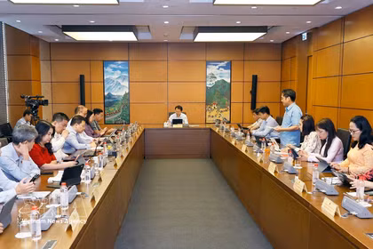 Des délégations des provinces de Lai Chau et d'An Giang tiennent des discussions au sein de leurs groupes respectifs. Photo : VNA