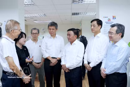 Le membre du Bureau politique et permanent du Secrétariat du Comité central du Parti communiste du Vietnam, Tran Cam Tu, et le secrétaire général adjoint du Parti d’action populaire de Singapour, ministre de la Défense et ministre coordinateur des Services publics, Chan Chun Sing, visitent un point de rencontre avec les électeurs du PAP. Photo: VNA
