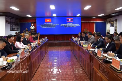 La séance de travail entre la délégation de la ville de Da Nang et la province de Xekong. Photo : VNA
