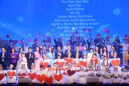 Le président de l’Assemblée nationale, Tran Thanh Man, et les délégués posent avec les artistes participant au programme. Photo: VNA