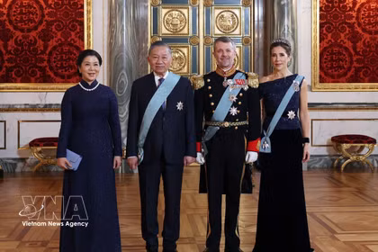 Le secrétaire général du Parti communiste du Vietnam et président de la République, To Lam, et son épouse, Ngo Phuong Ly, posent pour une photo souvenir avec le roi Frederik X et la reine Mary du Danemark. Photo : VNA