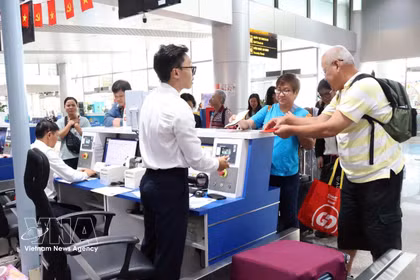 Des touristes internationaux effectuent les formalités d’enregistrement à l’aéroport international de Lien Khuong. Photo : VNA