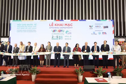 Des délégués coupent le ruban pour inaugurer VIFA ASEAN 2026. Photo : VNA