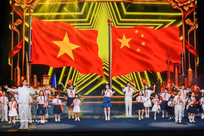 Lors du Programme artistique Vietnam - Chine célébrant la Fête de la Mi-Automne 2026. Photo : VNA