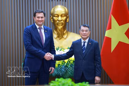 Le Premier ministre Le Minh Hung (à droite) et le ministre biélorusse des Affaires étrangères, Maxim Ryzhenkov. Photo : VNA