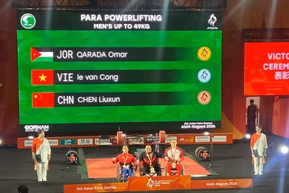 Après trois tours de compétition, l'haltérophile Le Van Cong a réalisé la meilleure performance avec un poids de 171 kg, remportant ainsi la médaille d'argent. (Photo : Équipe paralympique du Vietnam)