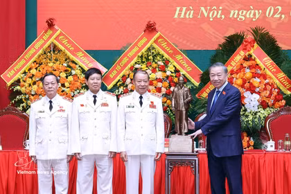 Le secrétaire général du Parti et président de la République To Lam offre une statue du Président Hô Chi Minh à l’Association des anciens membres de la Police populaire du Vietnam. Photo: VNA
