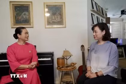 Artiste MINH HA PATMORE (à gauche) de l'Organisation d’échanges culturels Vietnam-Australie dans une interview accordée à la coorespondante de la VNA en Australie. Photo : VNA