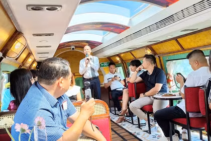 Un nouveau train touristique haut de gamme relie Hanoï à Ninh Binh, offrant aux voyageurs une nouvelle façon de découvrir les paysages et le patrimoine de l’ancienne capitale. Photo : internet