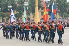 Des troupes étrangères se joignent au défilé célébrant la Fête nationale du Vietnam
