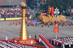 Un véhicule portant l'emblème national de la République socialiste du Vietnam au défilé. Photo : VNA