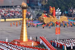 Un véhicule portant l'emblème national de la République socialiste du Vietnam au défilé. Photo : VNA
